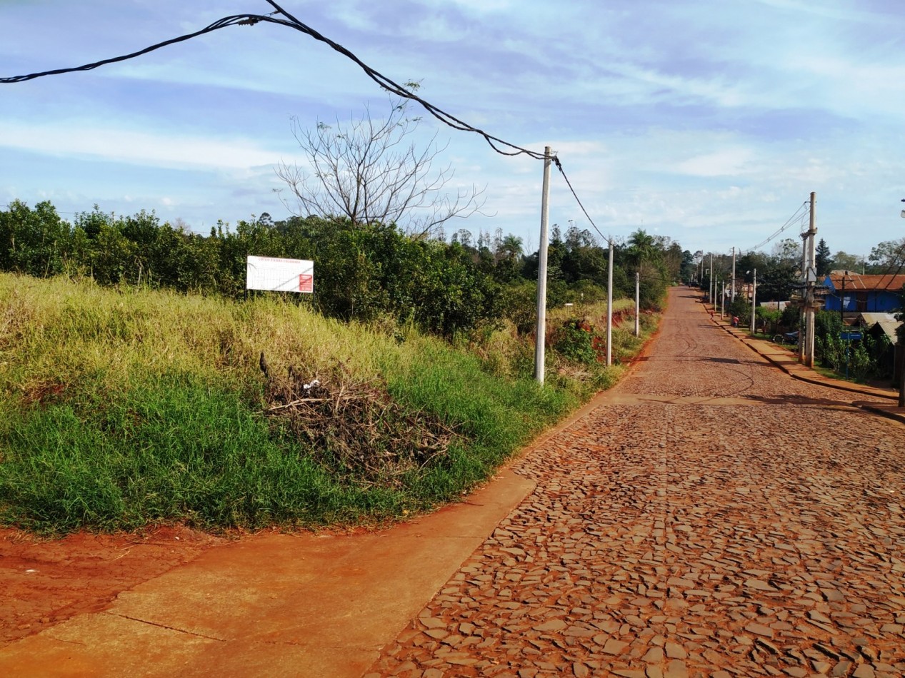 Terreno centrico sobre calle empedrada