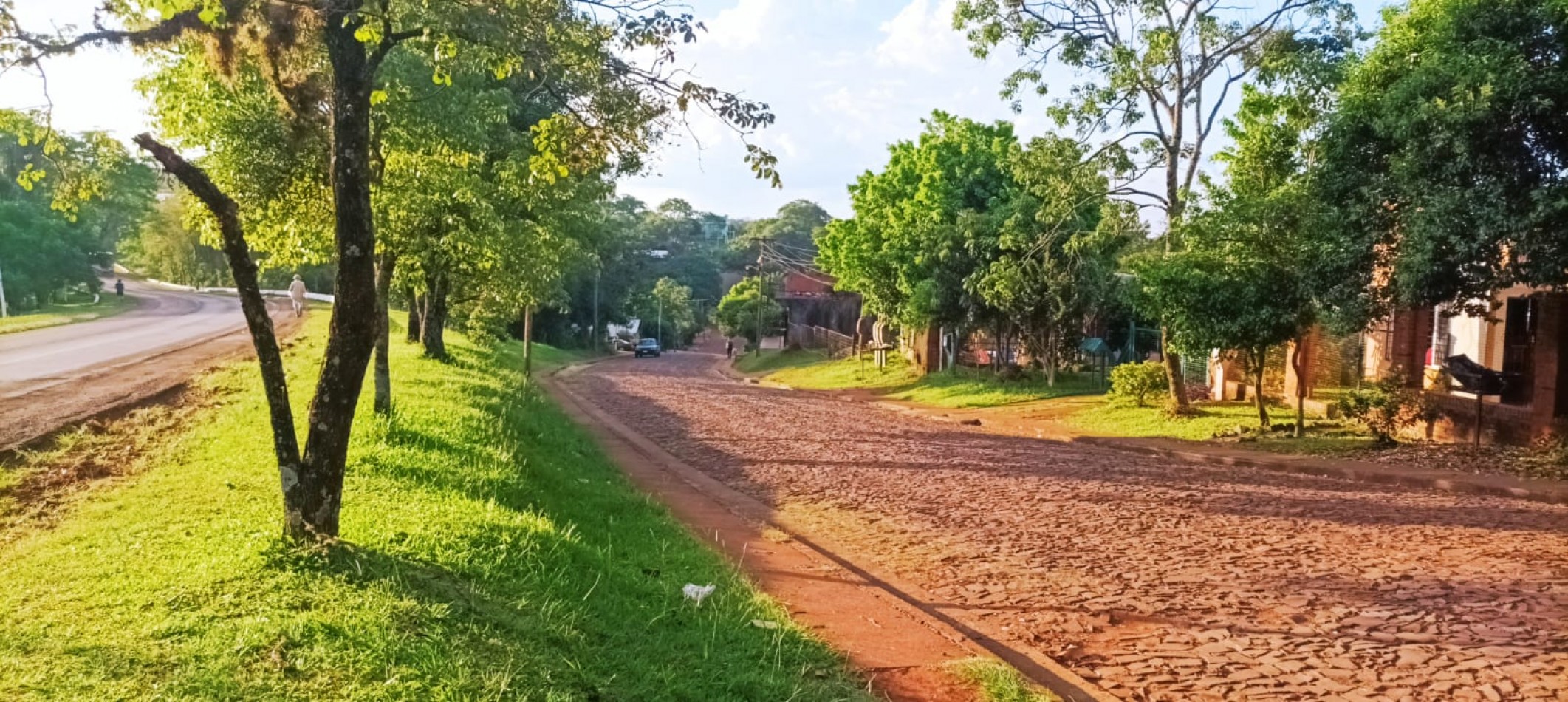 Gran terreno centrico sobre empedrado con salida a tres calles.