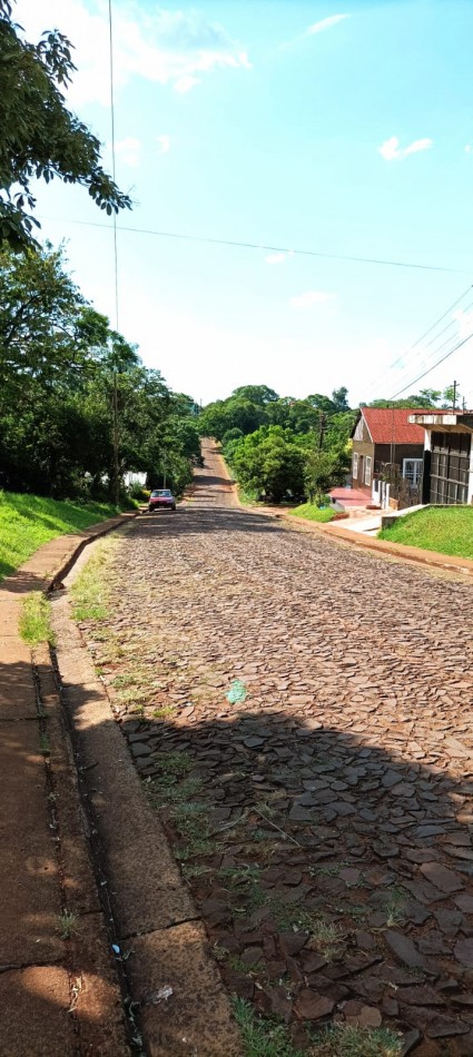 Gran terreno centrico sobre empedrado con salida a tres calles.