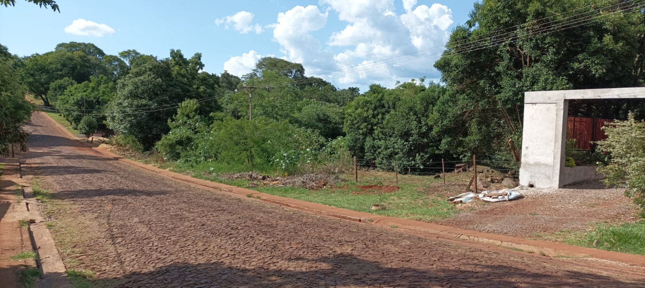 Gran terreno centrico sobre empedrado con salida a tres calles.