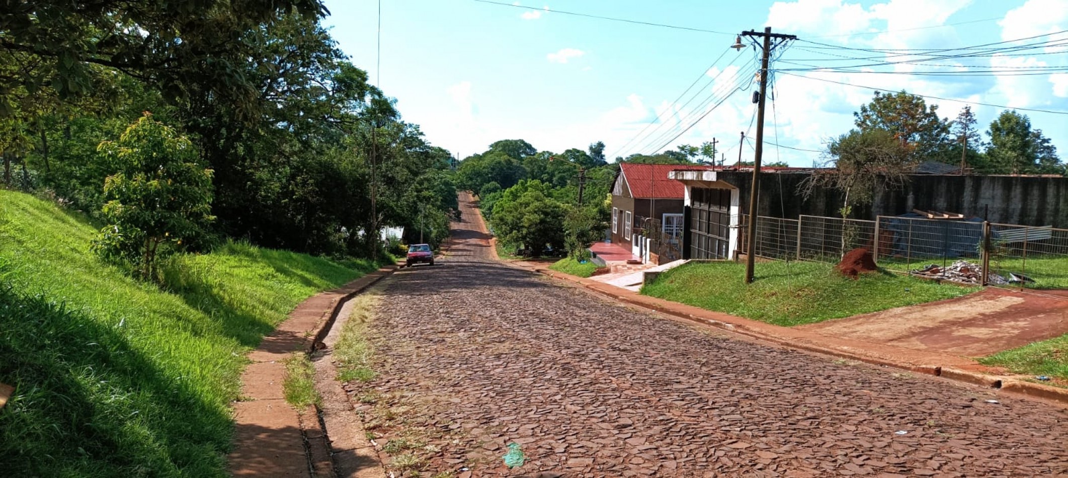 Gran terreno centrico sobre empedrado con salida a tres calles.