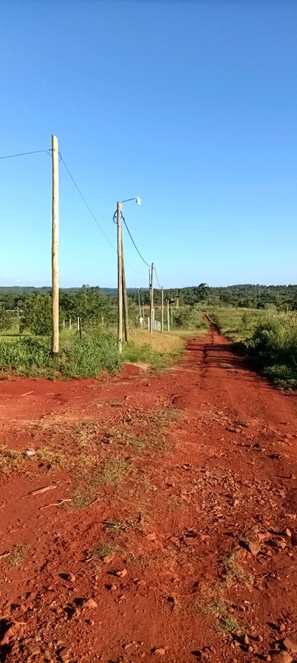 Gran terreno en esquina nivelado, parquizado y cercado