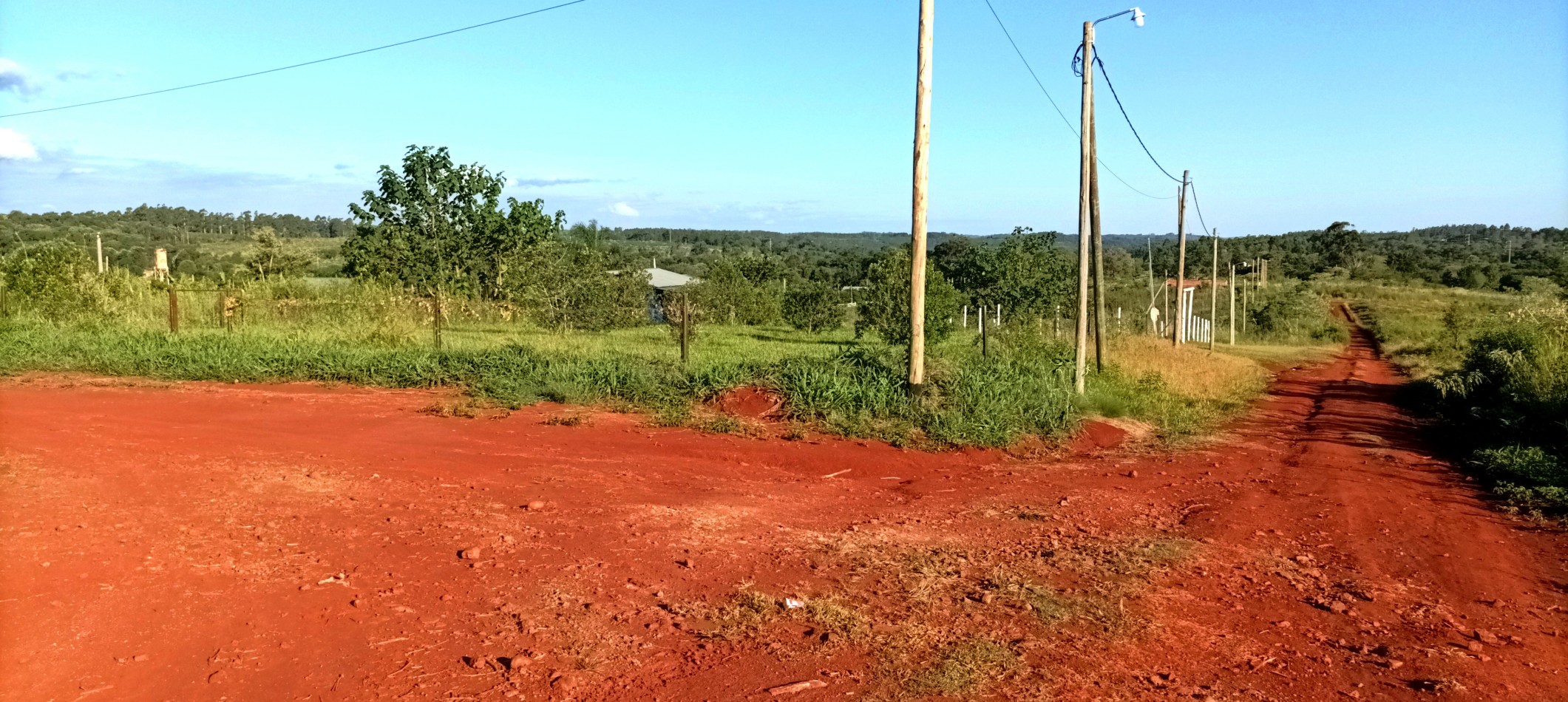 Gran terreno en esquina nivelado, parquizado y cercado