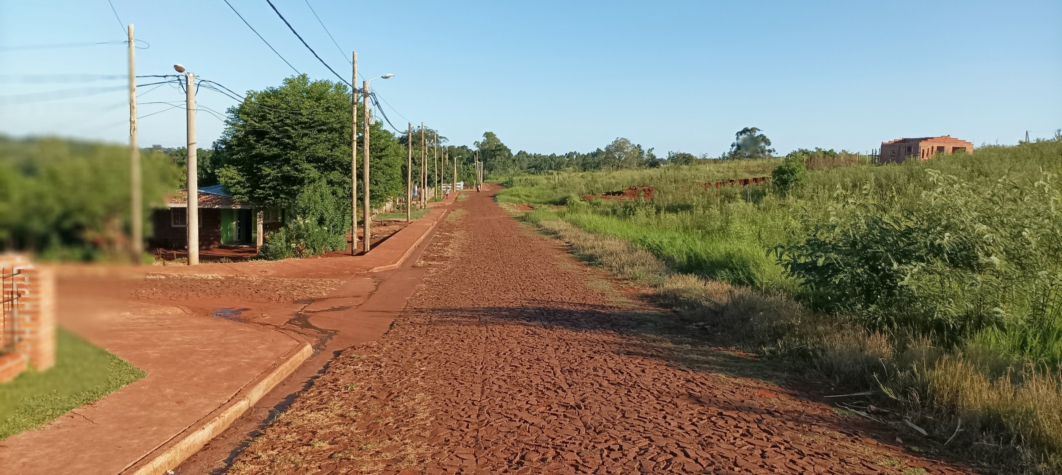 Gran terreno en esquina empedrado