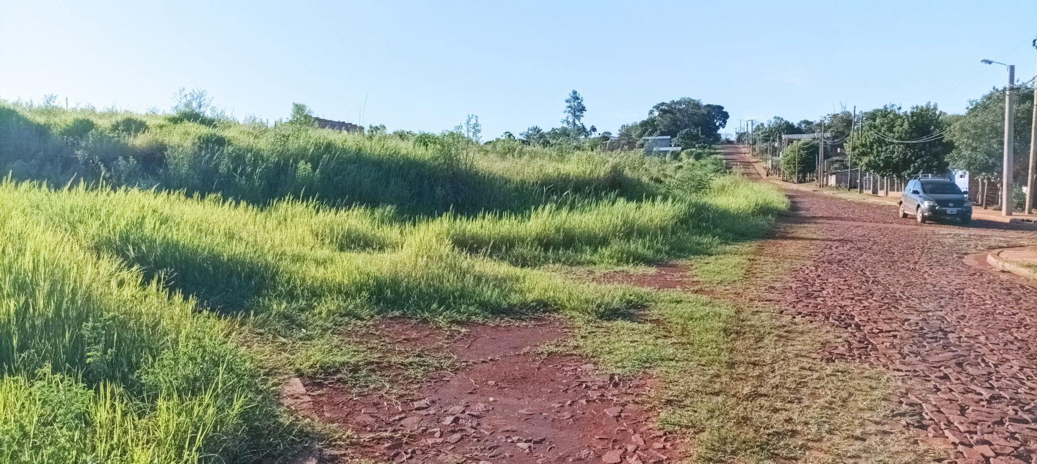 Gran terreno en esquina empedrado