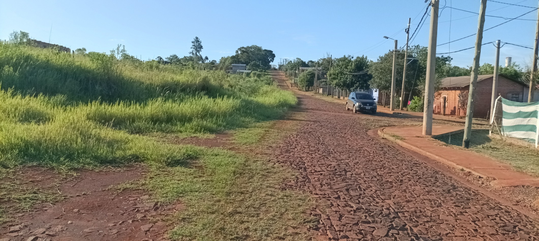 Gran terreno en esquina empedrado