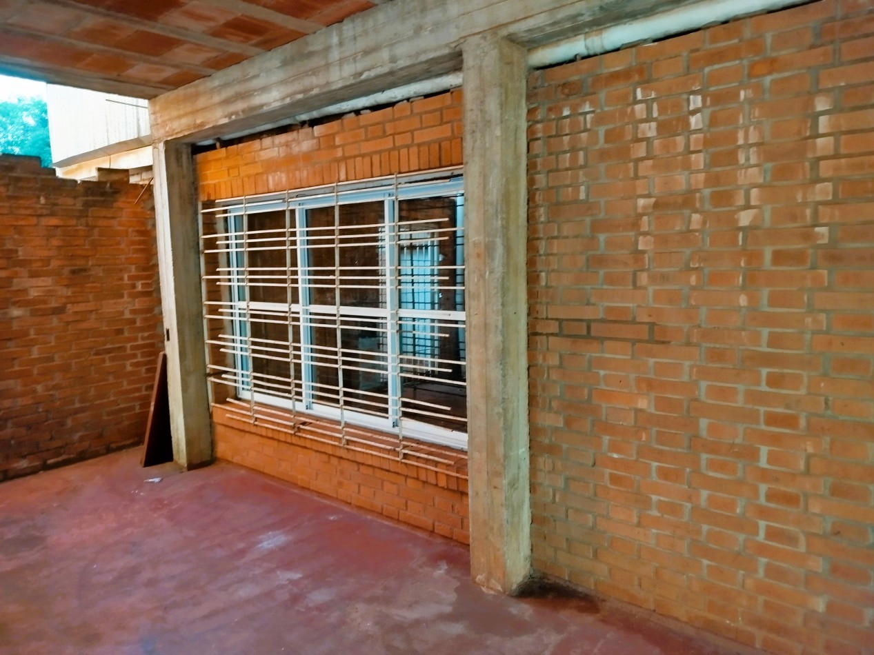 Casa grande en alquiler en el centro de Aristobulo del Valle, frente a plaza