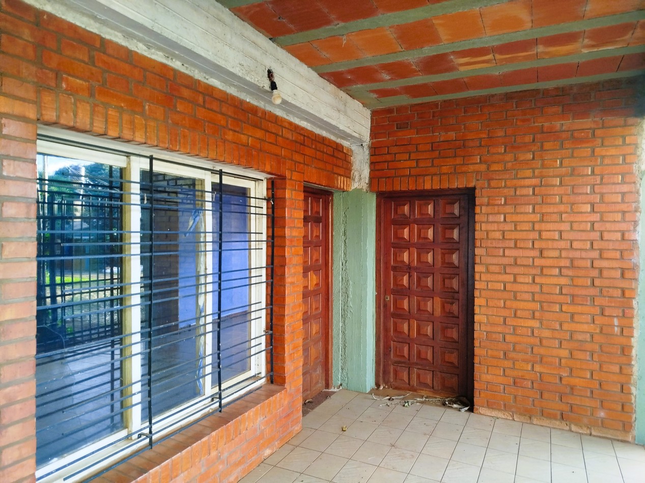 Casa grande en alquiler en el centro de Aristobulo del Valle, frente a plaza