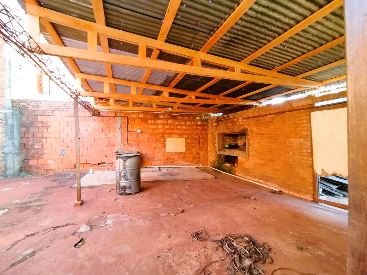 Casa grande en alquiler en el centro de Aristobulo del Valle, frente a plaza