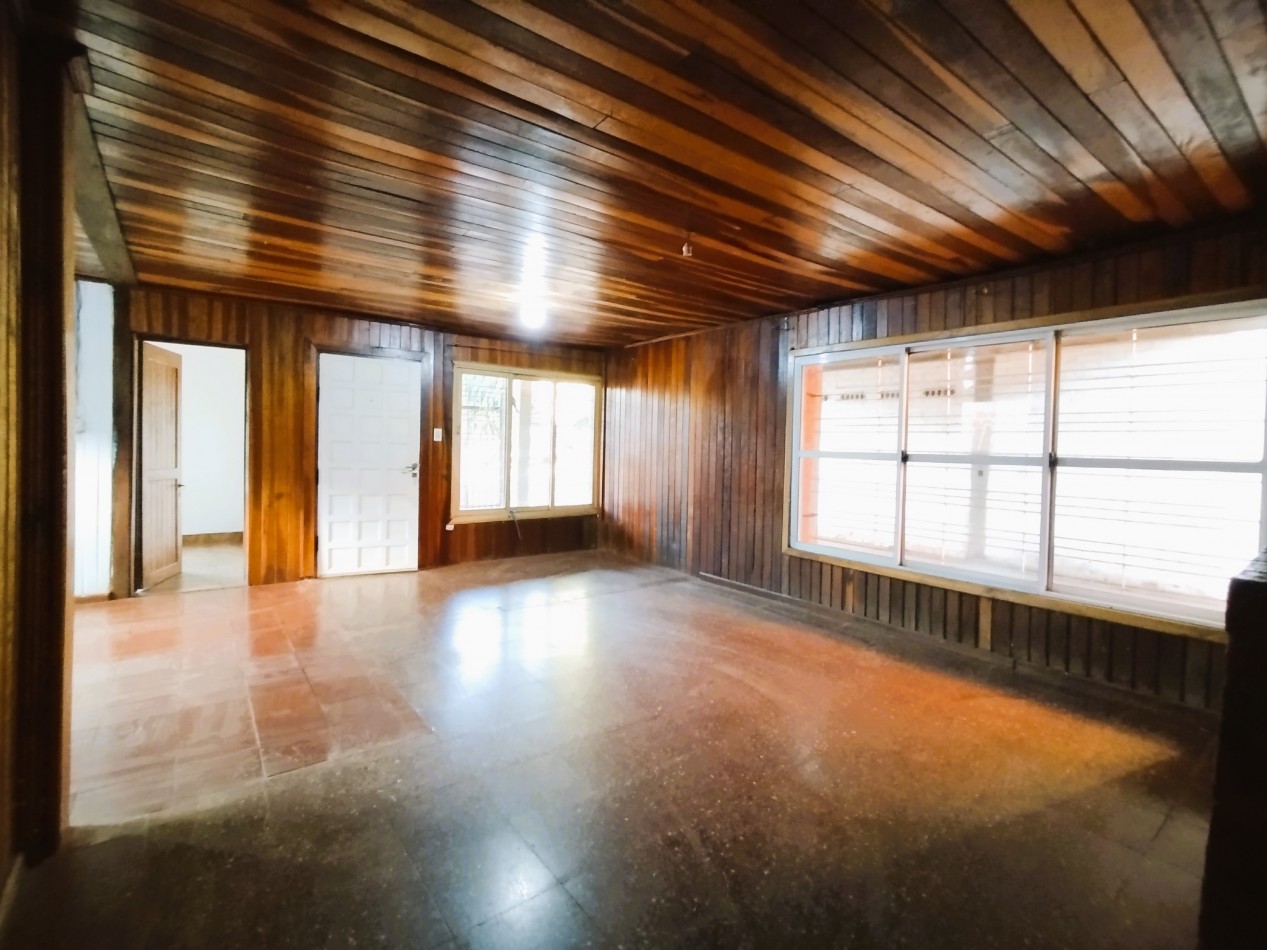 Casa grande en alquiler en el centro de Aristobulo del Valle, frente a plaza