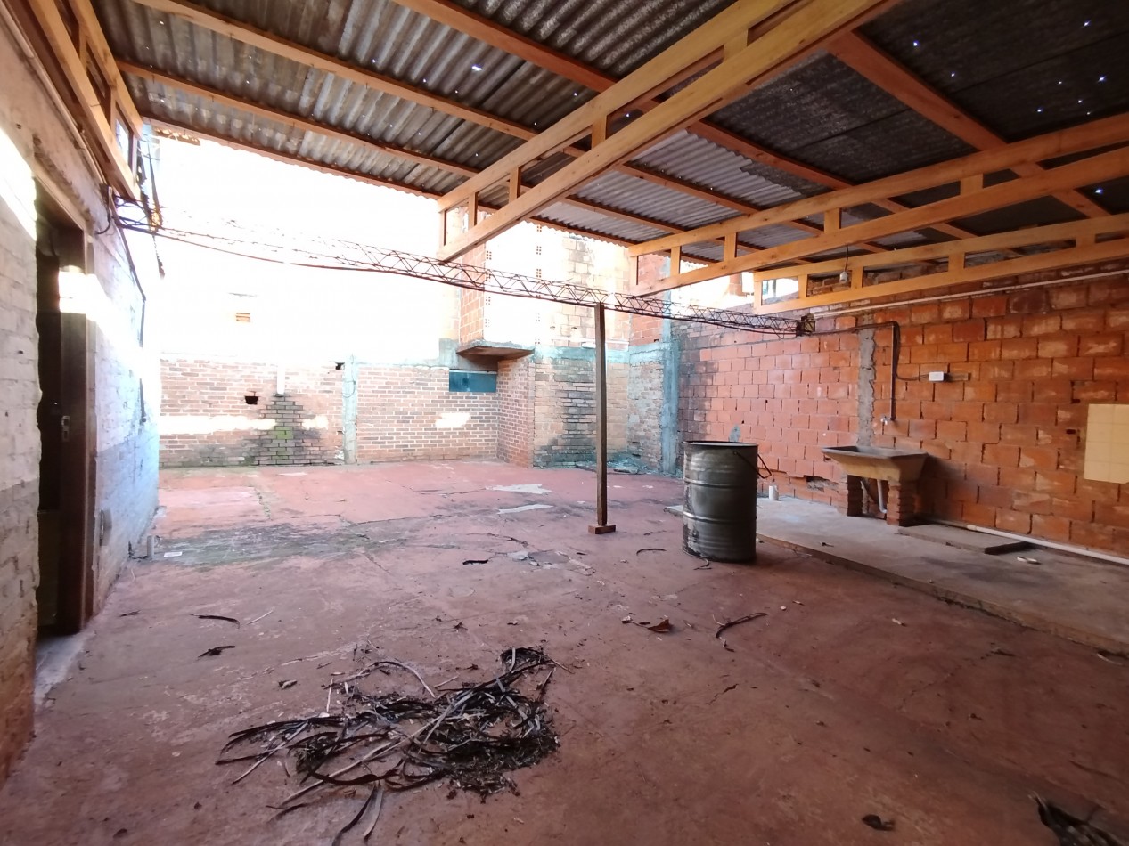 Casa grande en alquiler en el centro de Aristobulo del Valle, frente a plaza