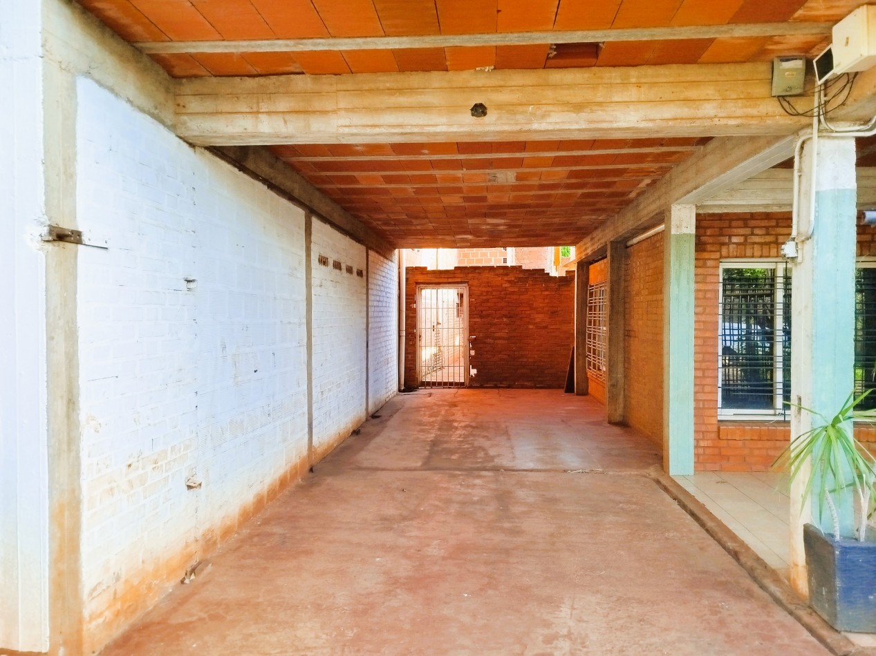 Casa grande en alquiler en el centro de Aristobulo del Valle, frente a plaza