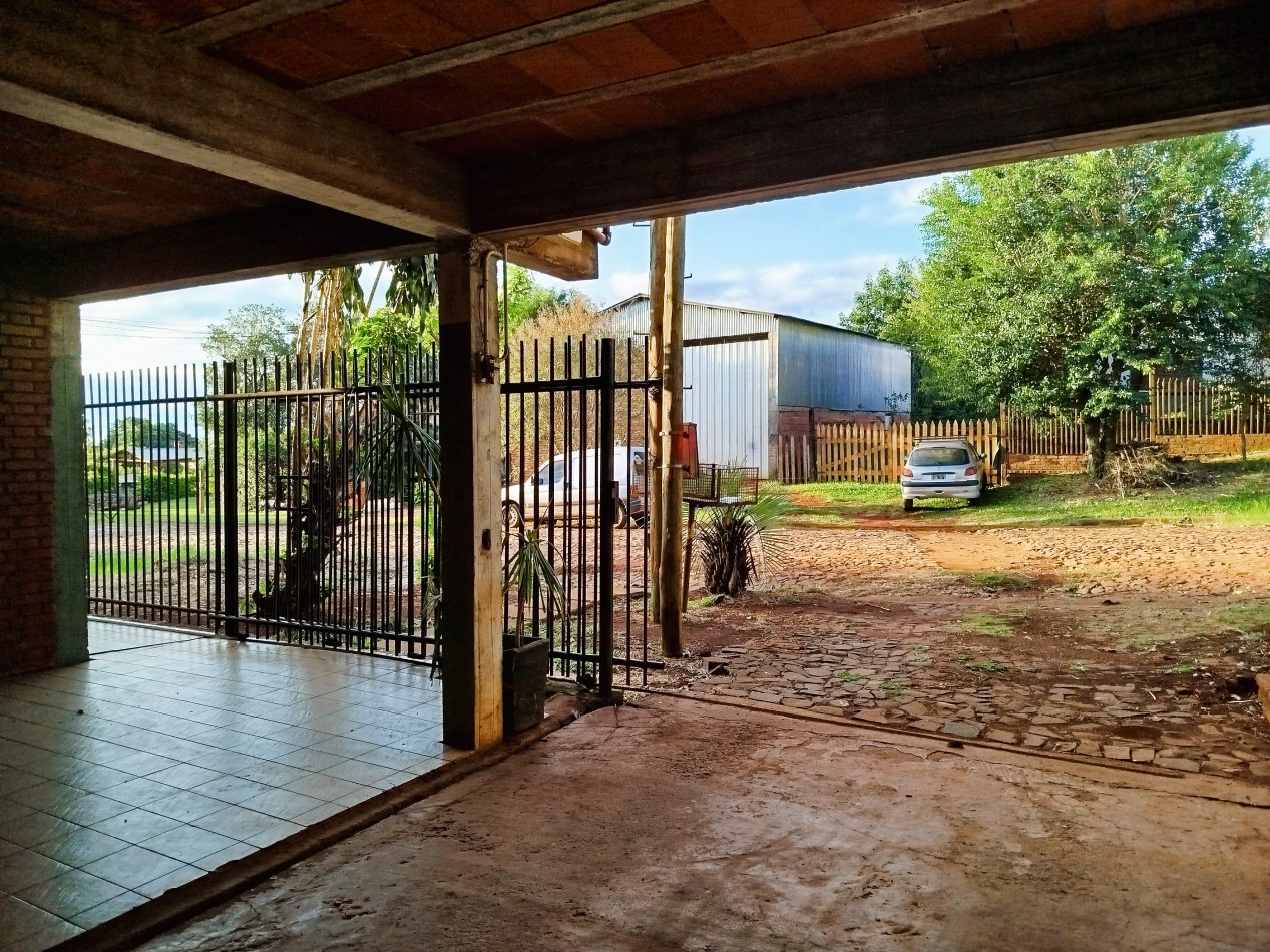 Casa grande en alquiler en el centro de Aristobulo del Valle, frente a plaza