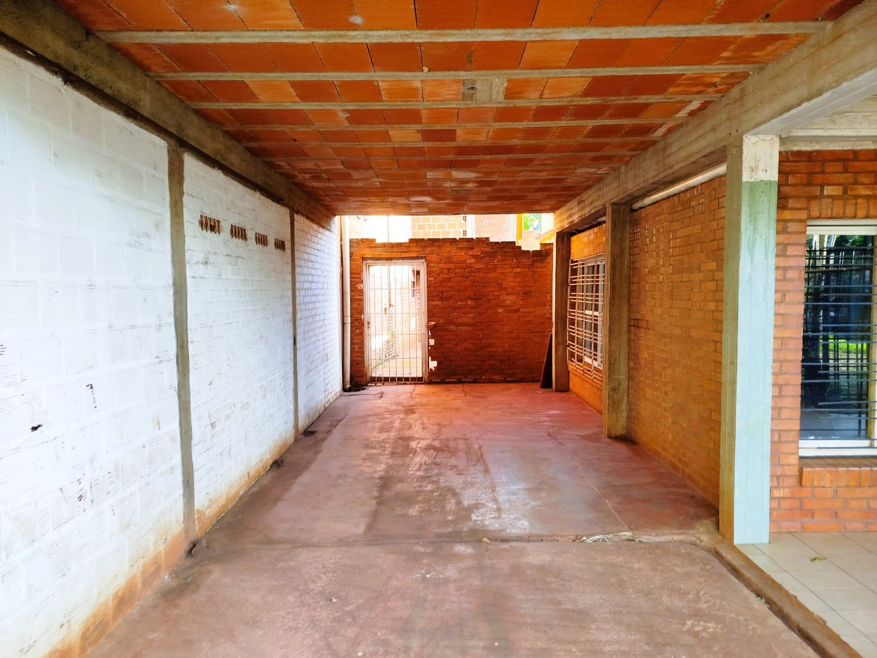 Casa grande en alquiler en el centro de Aristobulo del Valle, frente a plaza