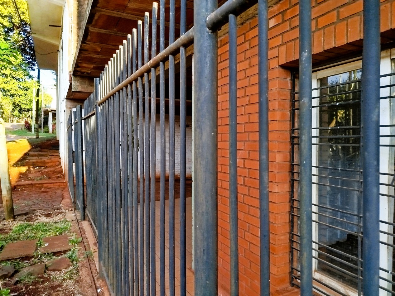 Casa grande en alquiler en el centro de Aristobulo del Valle, frente a plaza