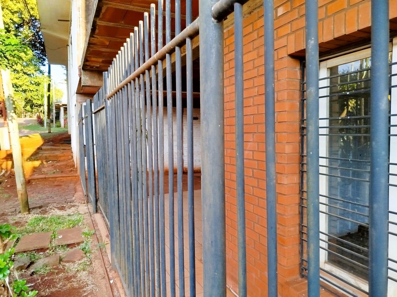 Casa grande en alquiler en el centro de Aristobulo del Valle, frente a plaza