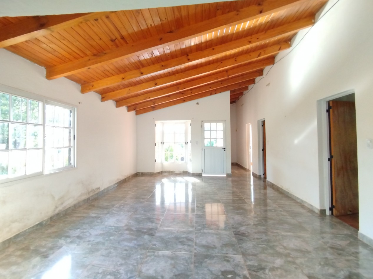 Casa grande en alquiler 3 dormitorios en Barrio Bancario de Aristobulo del Valle