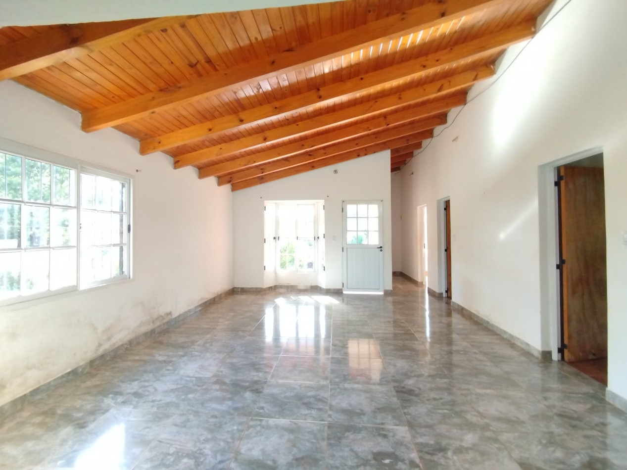 Casa grande en alquiler 3 dormitorios en Barrio Bancario de Aristobulo del Valle