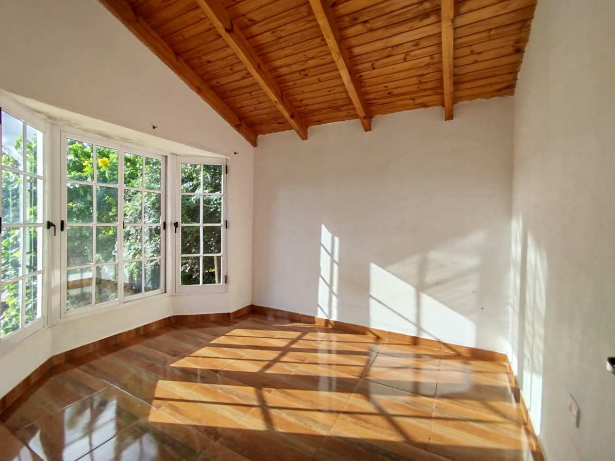 Casa grande en alquiler 3 dormitorios en Barrio Bancario de Aristobulo del Valle